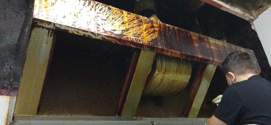 Campana extractora con grasa acumulada antes de limpieza