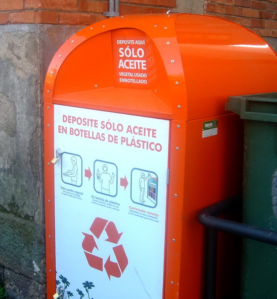Contenedor naranja para recogida de aceite vegetal usado en restaurante de Badajoz