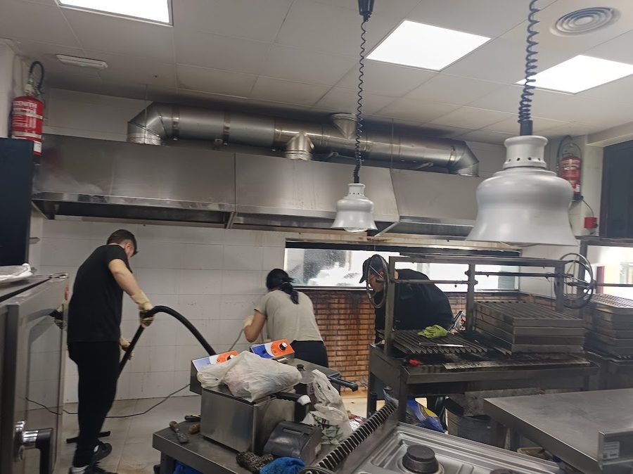 Equipo de Limpiagras trabajando en cocina industrial en Badajoz