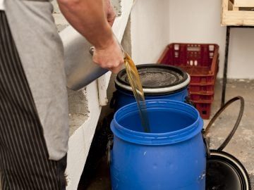Bidones de aceite vegetal usado recogidos en bar de Badajoz por Limpiagras, gestor autorizado