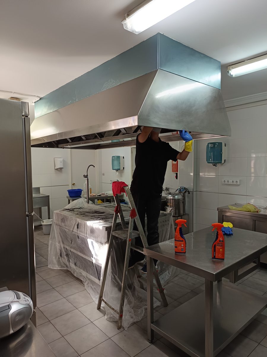 Servicio de limpieza de campanas en cocina industrial Badajoz